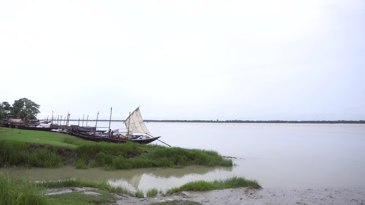 범선은 강둑에 서 있었다