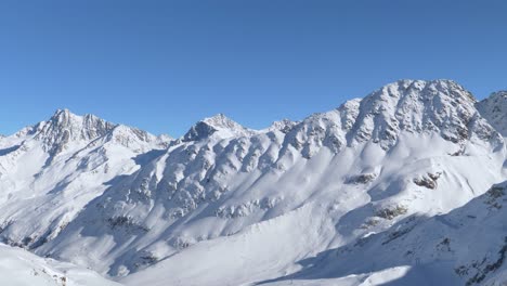 Snowy-and-mountain-peaks,-high-altitude-in-sunny-Kaunertal,-Austria---pan-shot