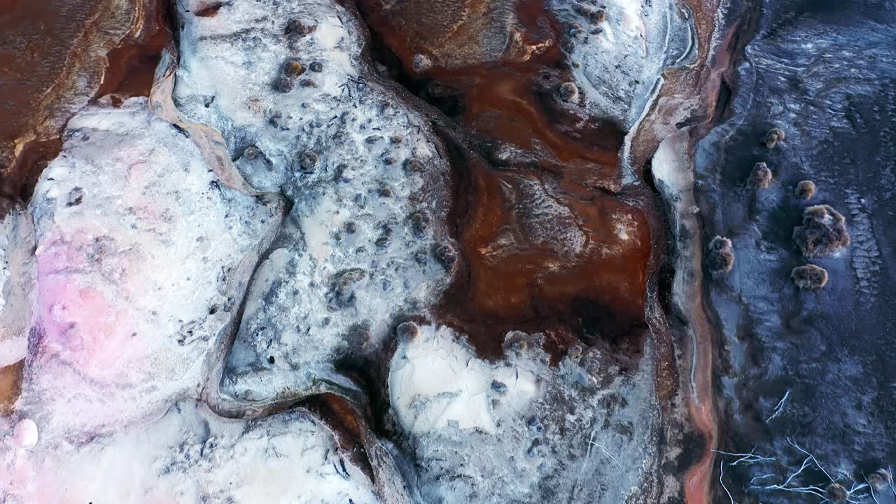 antena sobre un terreno desértico accidentado con marte como texturas y variedad de colores.