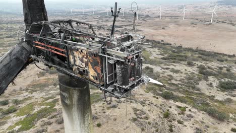 vista muy cercana de una turbina de viento quemada destruida por un incendio