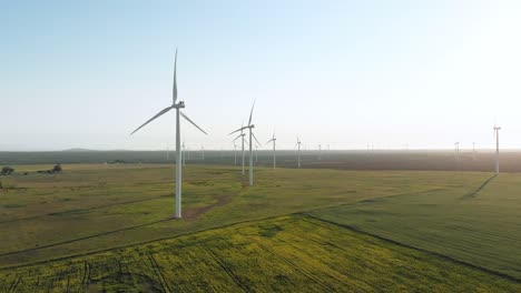 Gesamtansicht-Von-Windkraftanlagen-In-Ländlicher-Landschaft-Mit-Wolkenlosem-Himmel