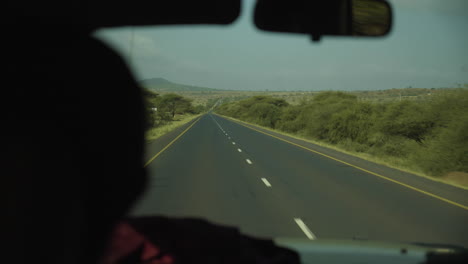 Vista-De-La-Carretera-Al-área-De-Conservación-De-Ngorongoro-Desde-El-Interior-Del-Coche-De-Safari,-Tanzania