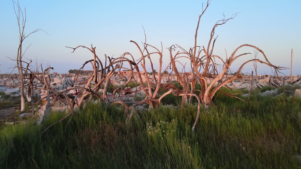 항공은 역사적인 홍수 후 빌라 에페쿠엔 폐허의 비극적 광경을 보여줍니다