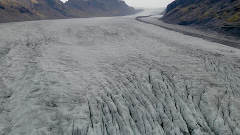 Toma-Aérea-Del-Glaciar-Skaftafell,-Patrón-De-Hielo-Resistente,-Paisaje-Islandés,-Inclinación-Hacia-Arriba