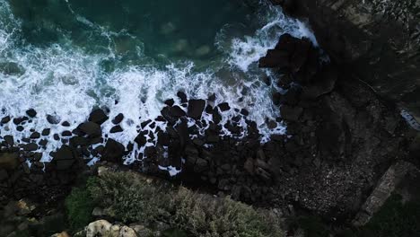 Vista-Cenital-Con-Drone-De-Olas-Guia---Cascais,-Portugal