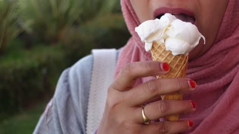 mujer comiendo helado