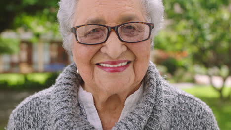 mujer mayor con gafas en retrato