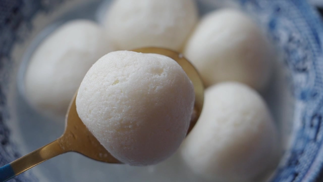 Cận cảnh một chiếc Rasgulla trên một chiếc thìa vàng