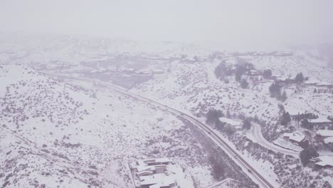 Vista-Aérea-De-Una-Carretera-Cubierta-De-Nieve-Cerca-De-Boise,-Idaho