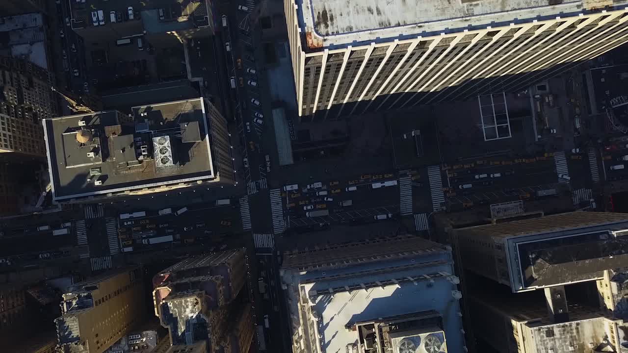 Vista aérea acima de ruas e edifícios no ensolarado East Village, Manhattan, NYC, EUA - vista de pássaro, tomada de drone
