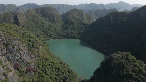 laguna poco profunda en una isla rocosa empinada en la bahía de ha long en vietnam