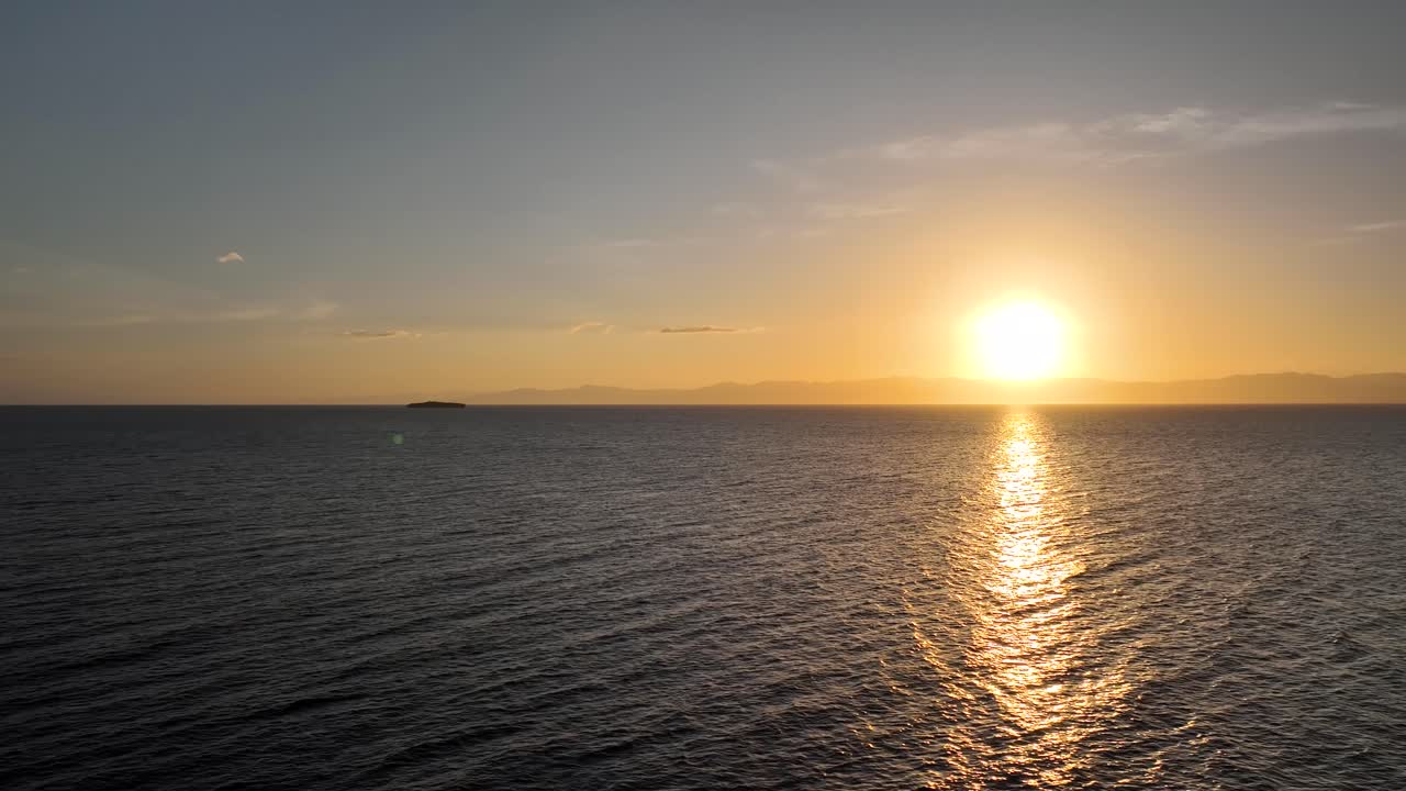 필리핀 세부 지방의 모알보알 근처에 있는 풍경적인 해가 지는 열대 바다.