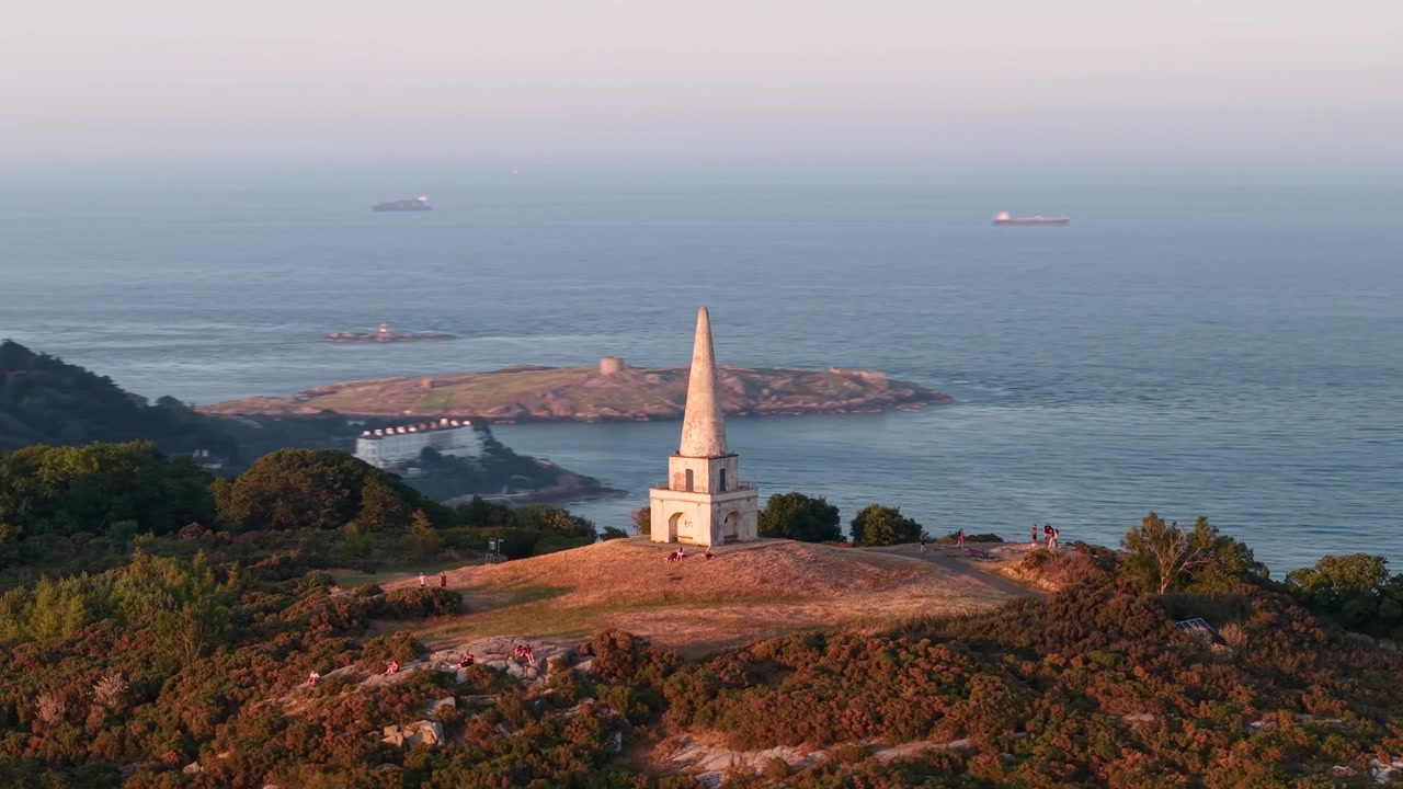 Mirante do pôr do sol do Obelisco de Killiney Hill com vista para a Baía de Dublin, destino de viagem popular na Irlanda.