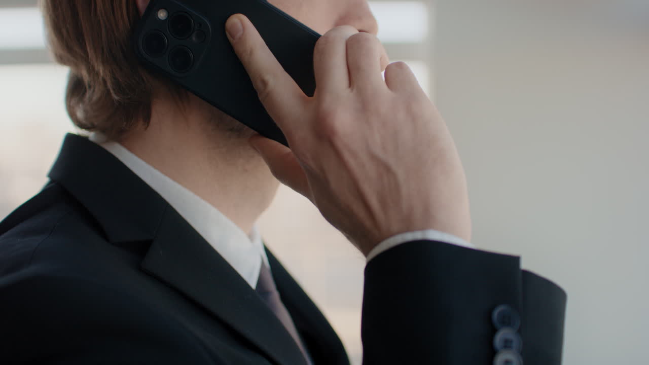 전화 통화 중인 사업가