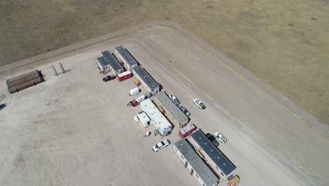 edificios de operaciones en una plataforma de fracking vuelo de drones de regreso para revelar la ubicación en las grandes llanuras