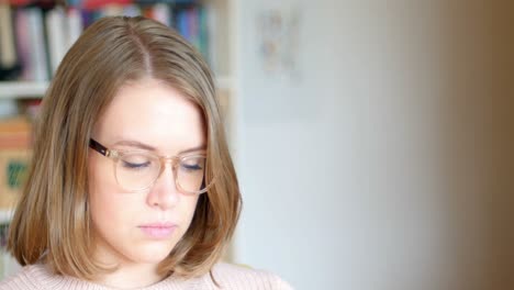 primer plano de una mujer con gafas