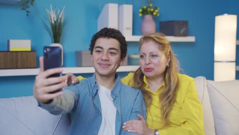 Feliz-Madre-E-Hijo-Haciendo-Videollamadas-En-Línea-Usando-El-Teléfono.