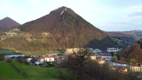 Revelación-Aérea-De-La-Ciudad-Balneario-De-Laško-En-El-Este-De-Eslovenia