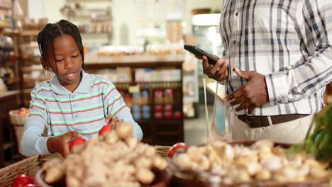 Feliz-Abuelo-Y-Nieto-Afroamericano-Mayor-Comprando-En-Una-Tienda-De-Alimentos-Saludables,-En-Cámara-Lenta