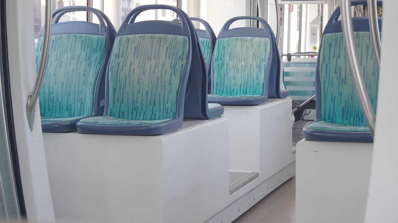 interior vacío del tranvía