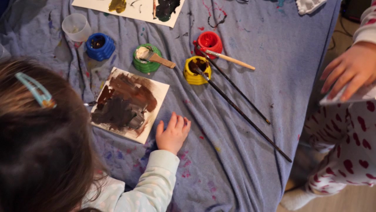 Irmãs desfrutando de uma atividade de pintura em casa - conceito: infância, inocência, desenvolvimento