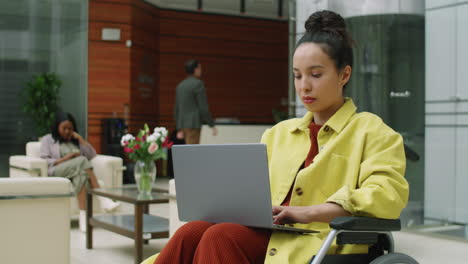 Mujer-De-Negocios-En-Silla-De-Ruedas-Escribiendo-En-La-Computadora-Portátil