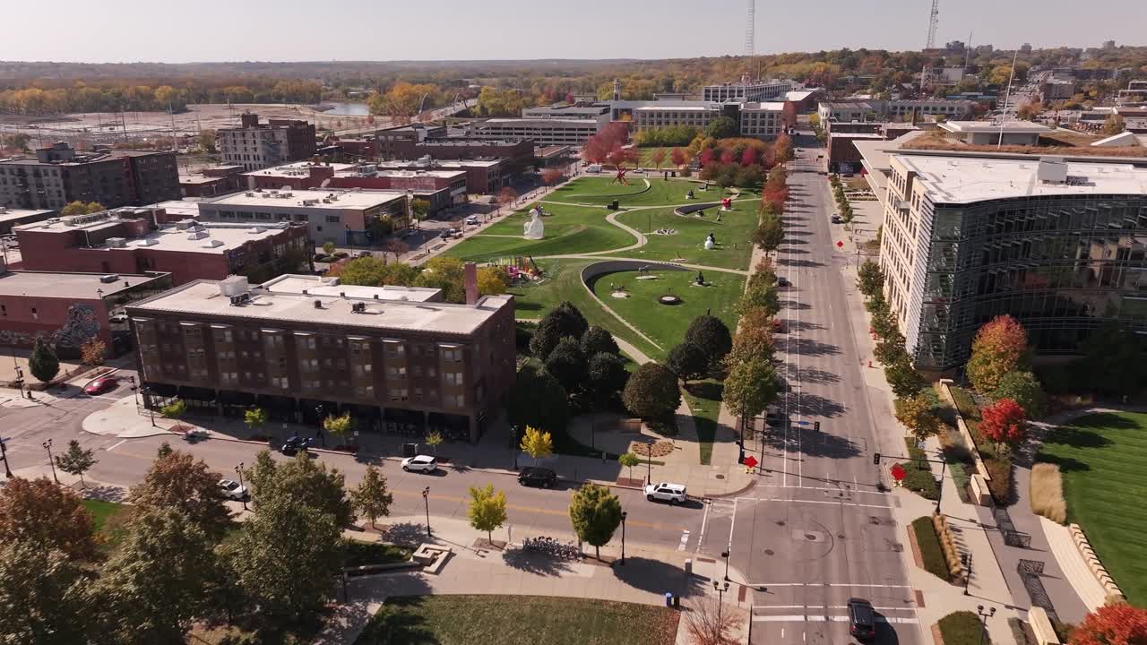 Dronebilde av skulpturparken i sentrum av Des Moines, Iowa