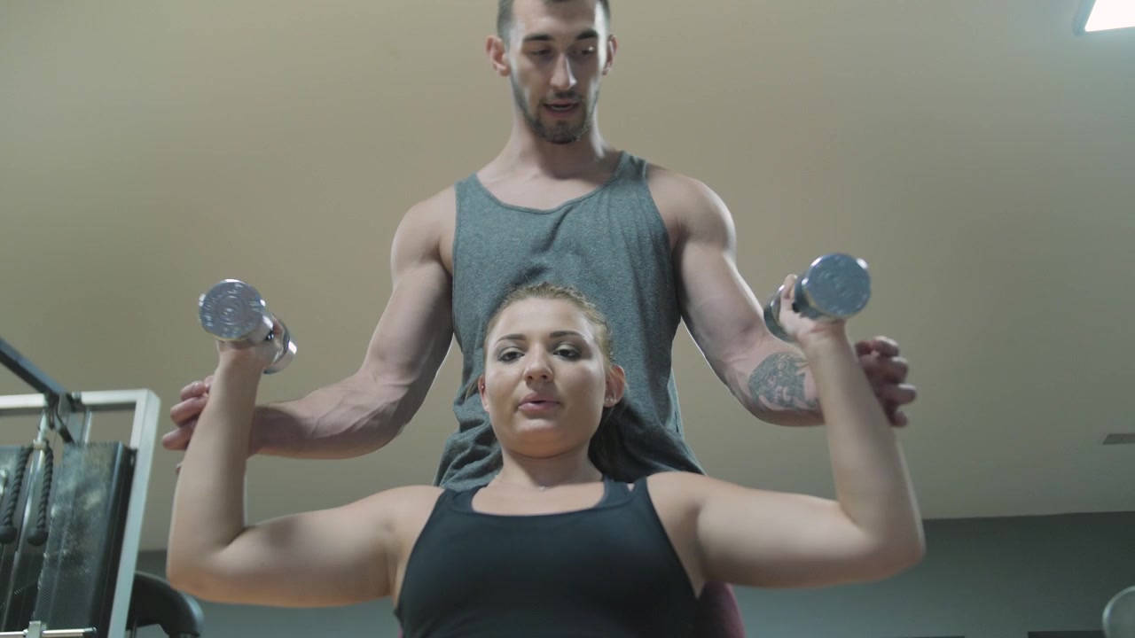 - Uomo e donna si allenano insieme in palestra - 4K 60fps velocità normale