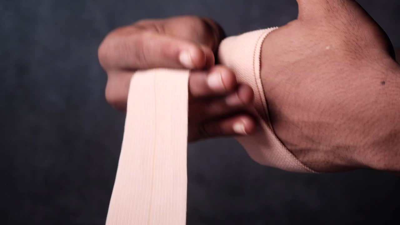 부상당한 손을 는 것