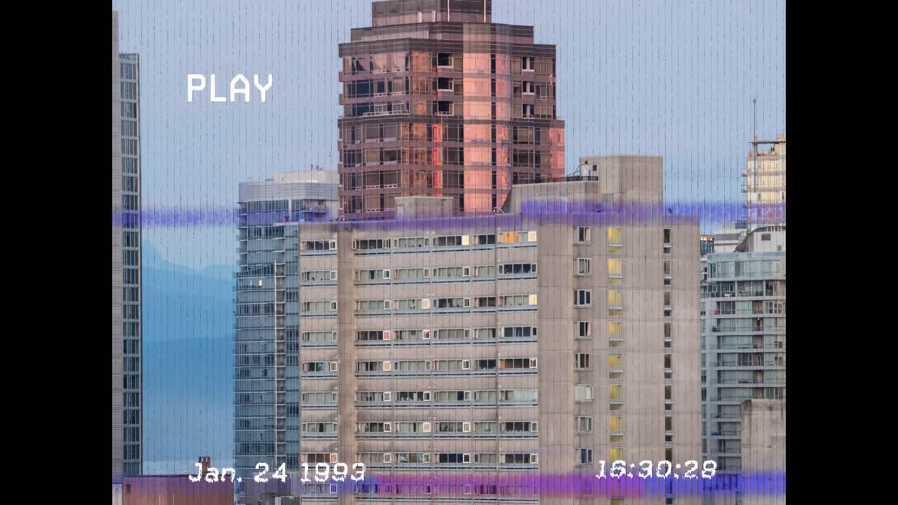 배경에 높은 건물 위에 vhs 오류 효과의 애니메이션