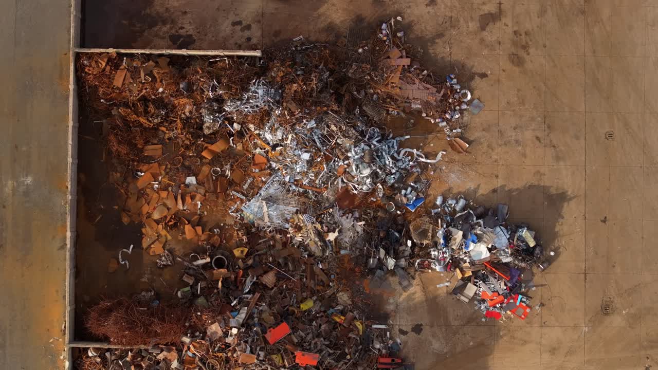 Ripresa con drone di un centro di riciclaggio che smista rifiuti industriali, Durazzo