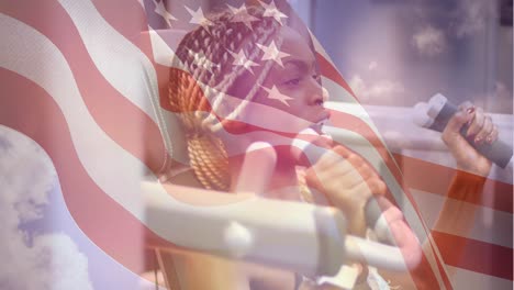 Afroamerikanische-Frau,-Die-Gegen-Die-Amerikanische-Flagge-Trainiert