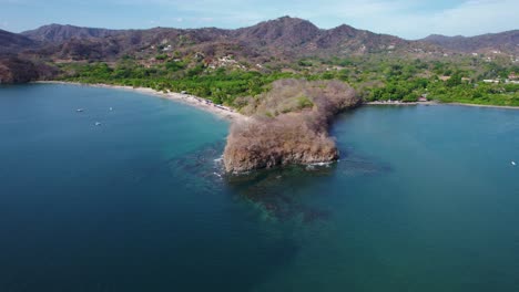 Malerische-Felsige-Klippenspitze-Mit-Türkisblauem-Meer-Und-Malerischen-Grünen-Bäumen-In-Der-Ferne,-4K-Drohnenküste-Von-Costa-Rica