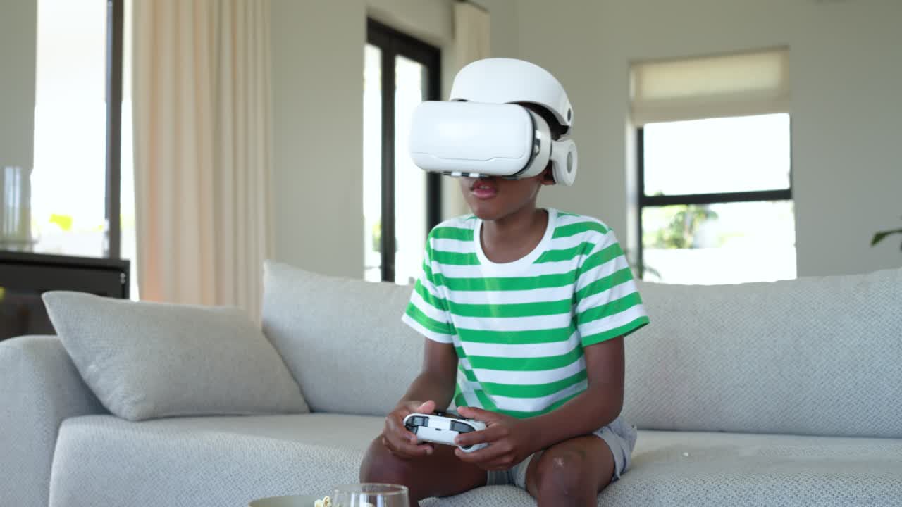 Partita VR in corso, ragazzo che stringe il controller e naviga nel mondo VR sul divano per divertimento, genitori che lavorano