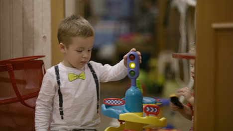 dos niños pequeños jugando con sus juguetes