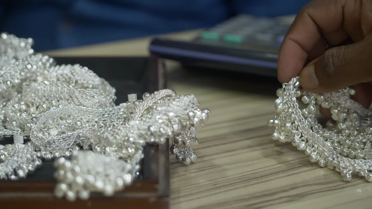 joyas de plata de diseño, tobilleras, toma de primer plano