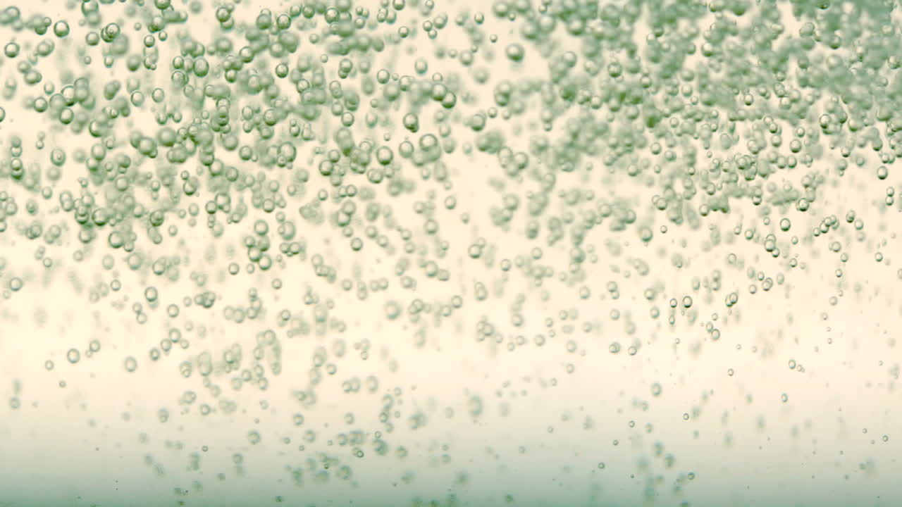 газированная вода движется