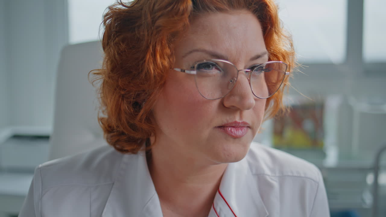 Portret van een vrouw met rood haar en een bril