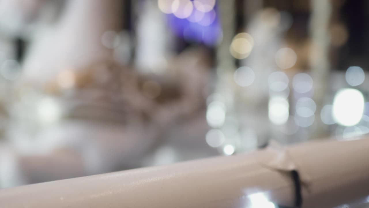 el carrusel giratorio en el parque de atracciones por la noche. el enfoque está en el frente y el fondo está borroso. el foco está en las barandillas metálicas. tilt disparado de abajo hacia arriba.