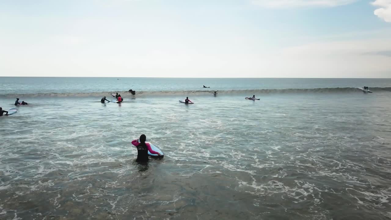 surfistas disfrutando de las olas