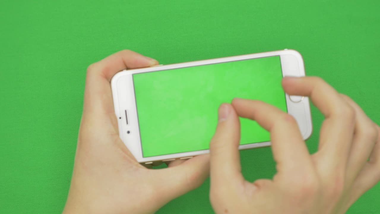 여러 가지 손짓으로 녹색 화면에서 스마트 폰을 사용하는 것, 수평으로, 가까이 - 녹색 화상