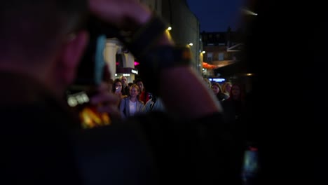 night photography: crowds on a city street