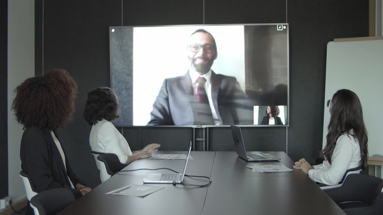 화상 채팅 중 인사하고 손을 흔드는 비즈니스 파트너