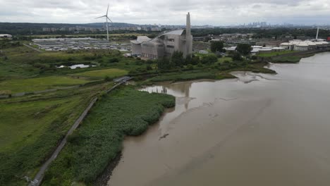 El-Tratamiento-De-Aguas-Residuales-De-Crossness-Funciona-En-El-Río-Támesis,-Kent,-Reino-Unido,-Imágenes-Aéreas-4k.