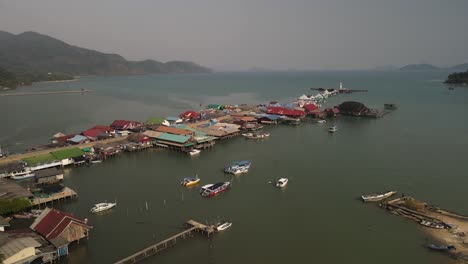 Inclinación-Aérea-Ascendente-Sobre-Los-Barcos-A-Lo-Largo-Del-Muelle-De-Pesca-Bang-Bao-En-Koh-Chang,-Tailandia