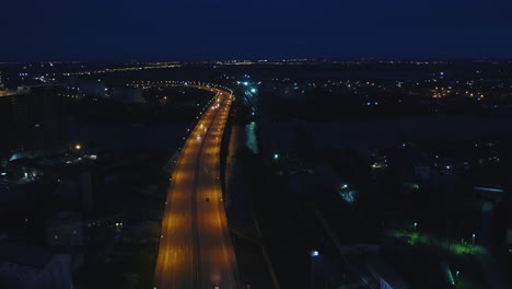 vista aérea nocturna del puente de la carretera sobre el río