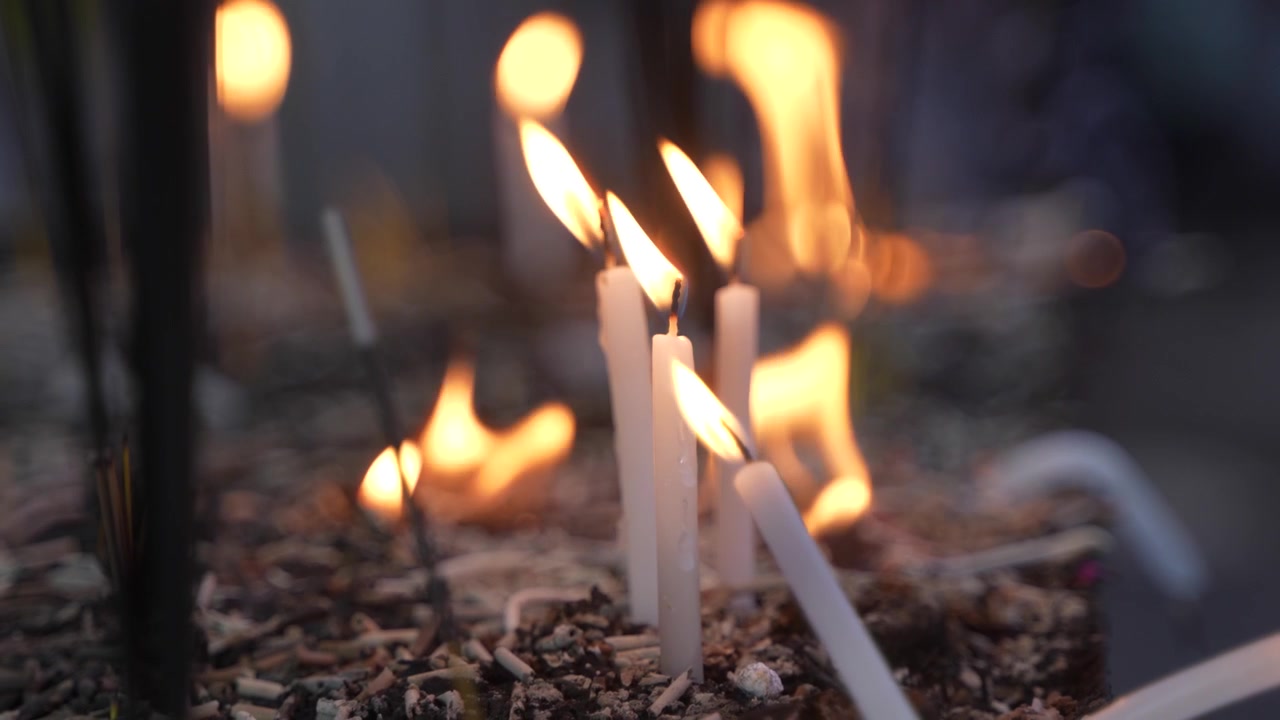 Kerzen wurden neben dem Tempel angezündet.