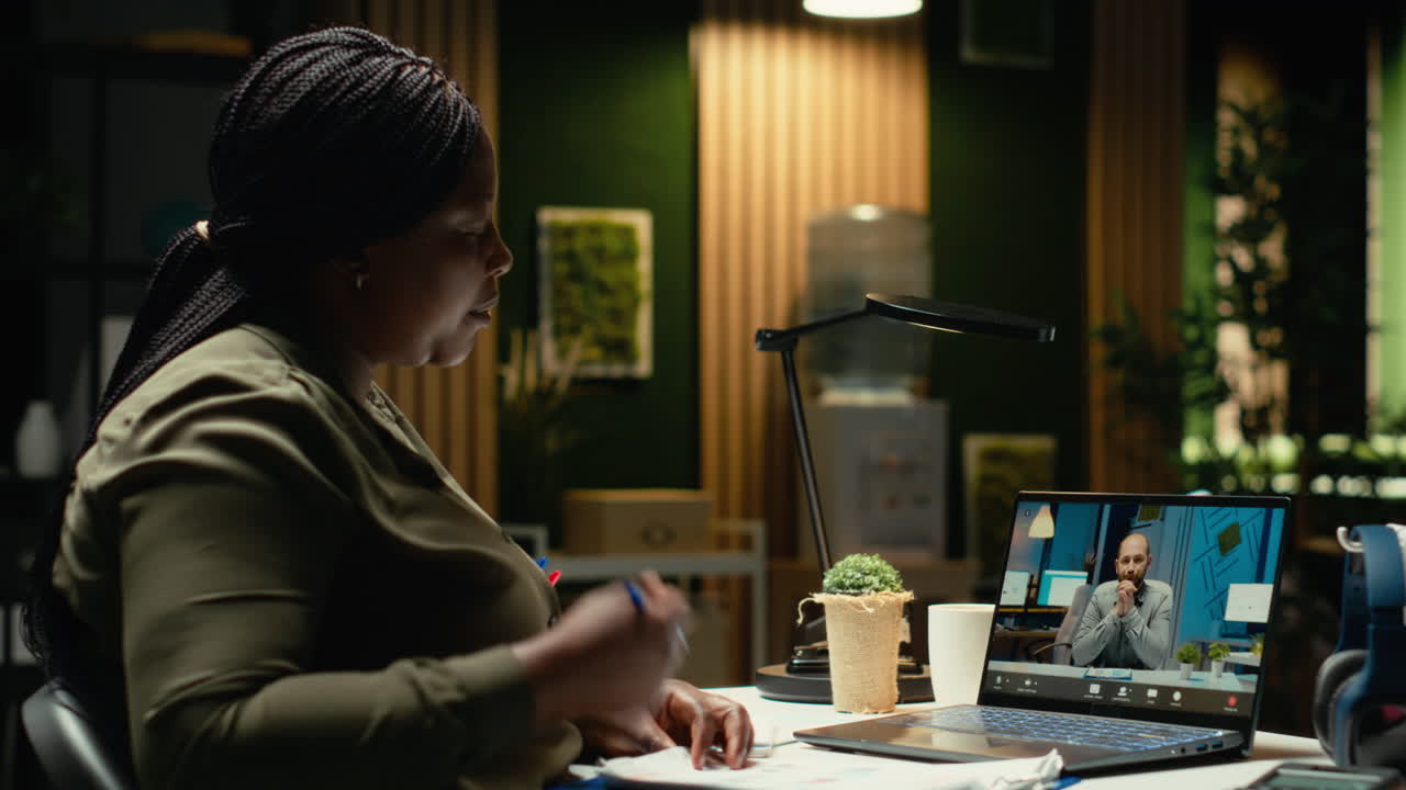 Partner commerciali che si incontrano in una videoconferenza web a tarda notte