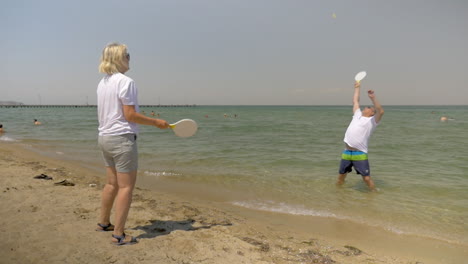 People-having-fun-during-vacation-at-the-seaside