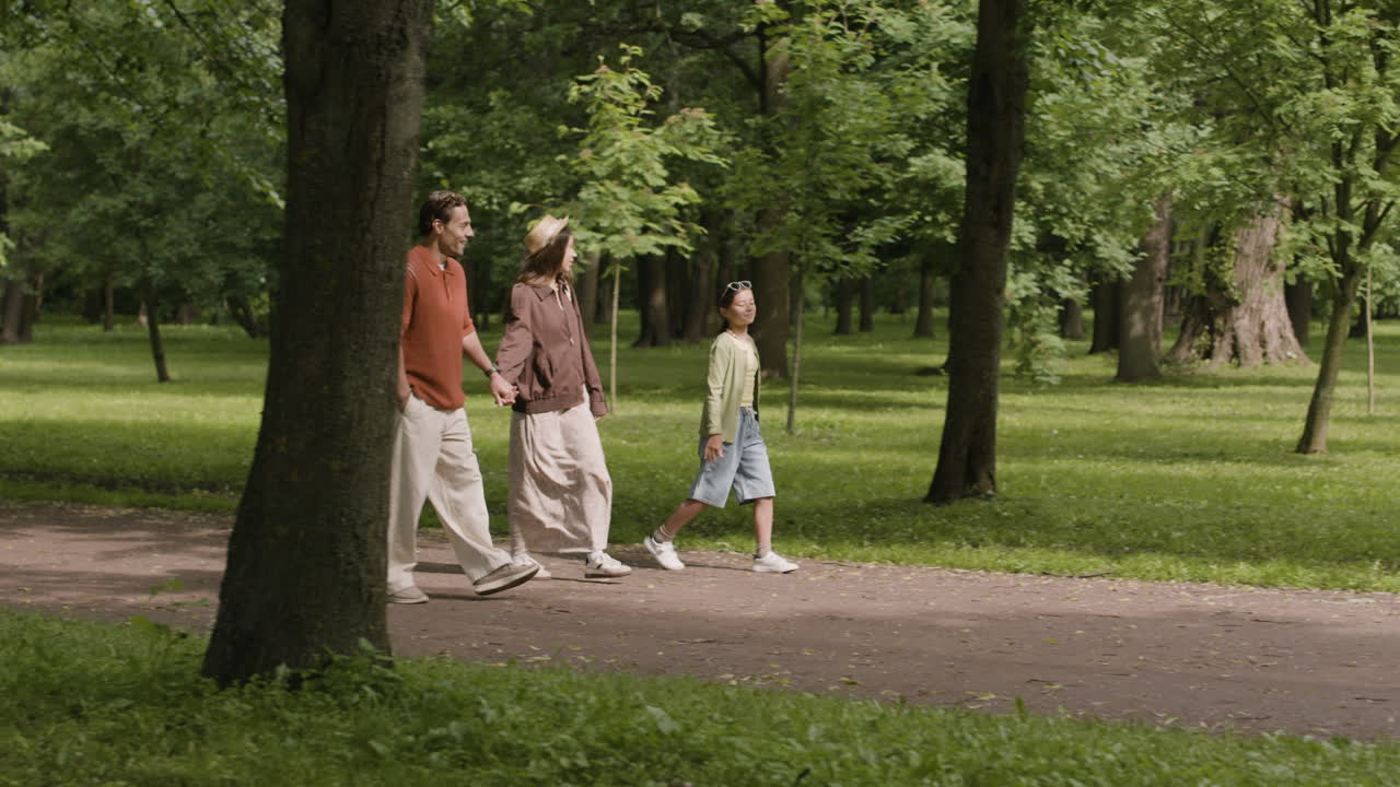 Gente caminando en el parque